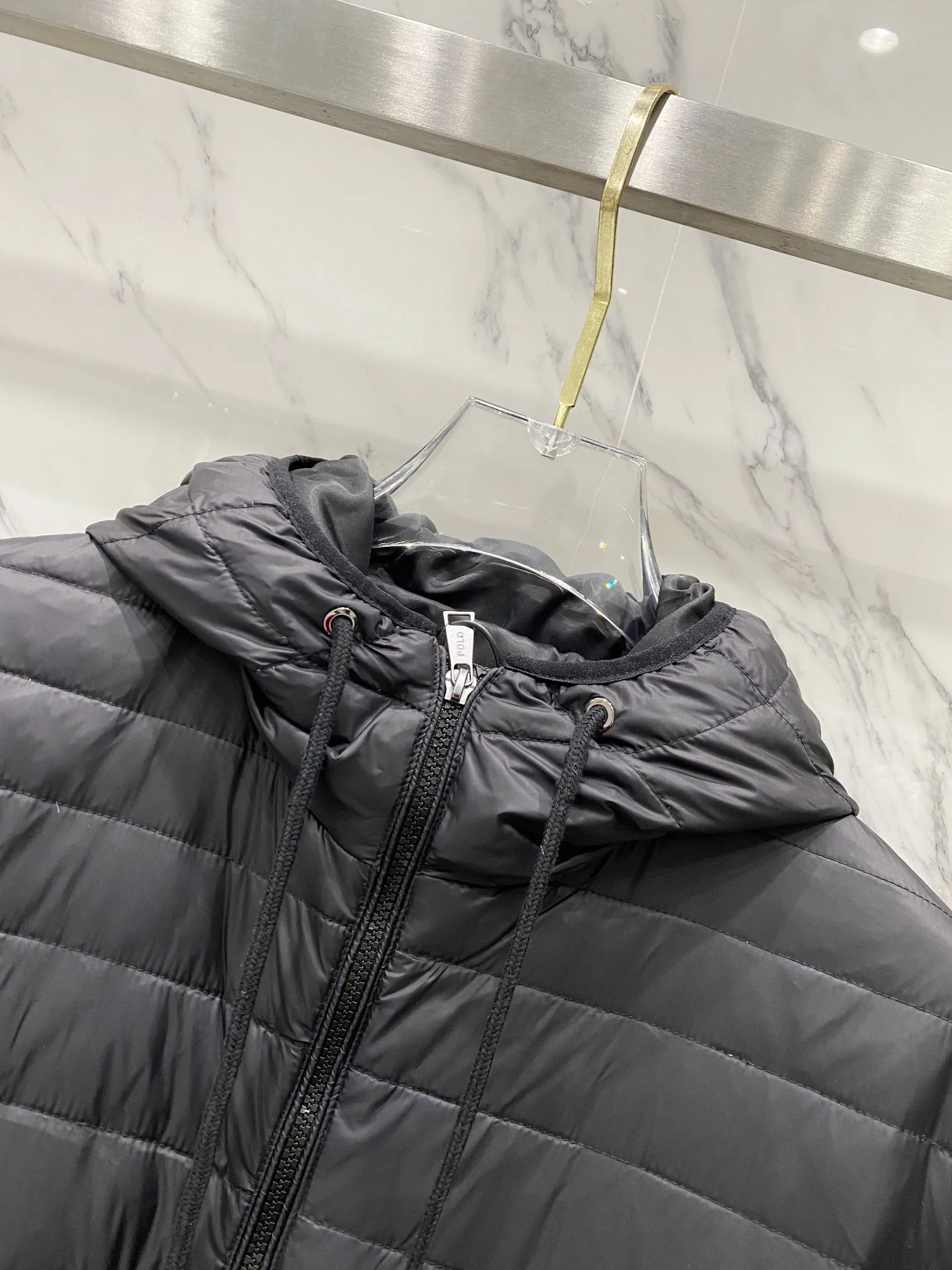P640 Ralph Lauren/Ralph Lauren 24aw new winter product, Gorham series down jacket for sale on North American official website, classic and light down hooded down jacket - 0.15 grid nylon coating on the face for light three-proof construction, built-in 360T anti-drilling velvet coated gallbladder - corn tooth high-quality resin zipper, five large and small partition zippers all over the body, separate molding - originality restoration, original molding, full set of customized accessories, 100% detail processing - RL Ralph Lauren's classic best-selling hooded down jacket with small label. Best-selling offline in North America and out of stock all year round. Black, blue and army green three colors. Simple and versatile. Very practical. Detachable hood. Velcro to tighten cuffs. Elastic cord at hem. Free elastic adjustment. 350 grams of zoned down filling. Warm and comfortable. Warm in winter. Color: black, navy blue, army green. Size: M — XXL